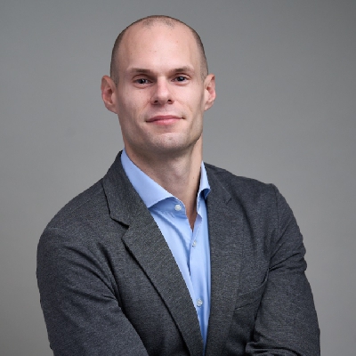 Tom Garruto, Director, Recruitment & Alumni Development, CEO Global Presidential Program at Estee Lauder Companies, will be speaking from both sides of the rotational program, both as participant and recruiter. After careers in theater, hospitality, and marketing, Tom pursued his MBA at NYU Stern School of Business. In 2021, Tom was recruited from his MBA program into the CEO Global Presidential Program at Estee Lauder Companies as a Presidential Management Associate in the Human Resources track. Having been through the rotational program, Tom now works on the program team, leading recruitment globally at all experience levels, while also developing and maintaining the programs internal alumni strategy.